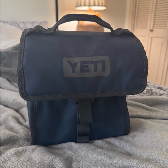 YETI Daytrip Lunch Bag - Picture 1 of 3